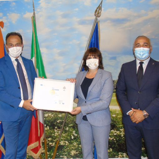 Il presidente Cirio e il vice Carosso con il certificato di candidatura di Asti a Capitale Europea del Volontariato 2023