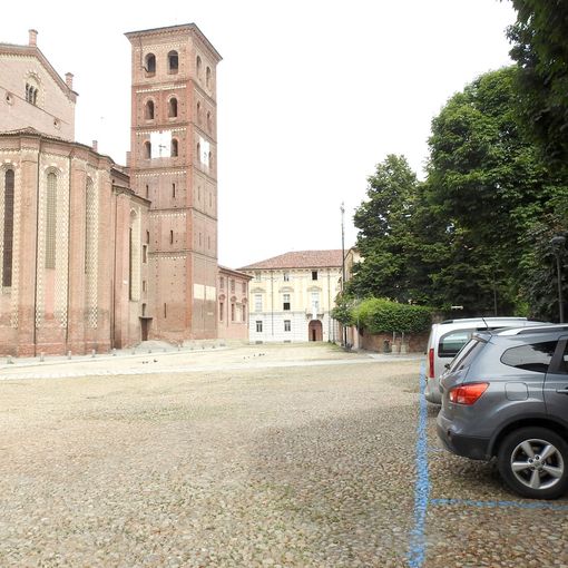 Stalli di sosta in piazza Cattedrale
