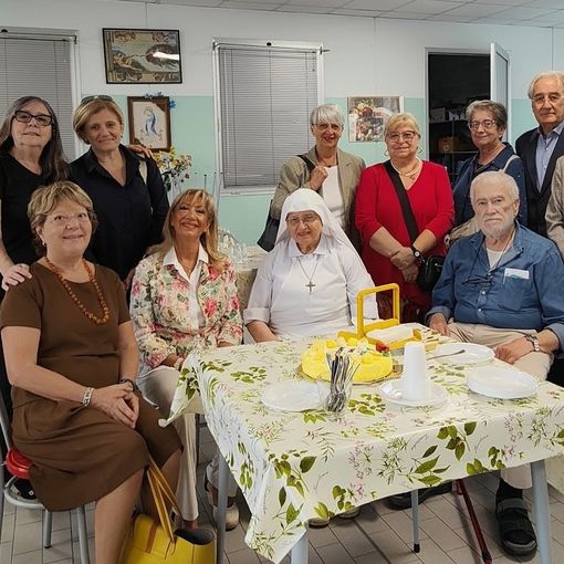 Con Suor Luigina, da sinistra, dell’Associazione “Il Dono del Volo” Martine Feral, Paola Imarisio, Nadia Miletto, Caterina Calabrese (Presidente), Giusy Gobello, Saveria Ciprotti, Gina Binelli, Bruno Ballario e Mariangela Cotto; dell’Associazione “One More Life”, seduto, Arnaldo Malfatto