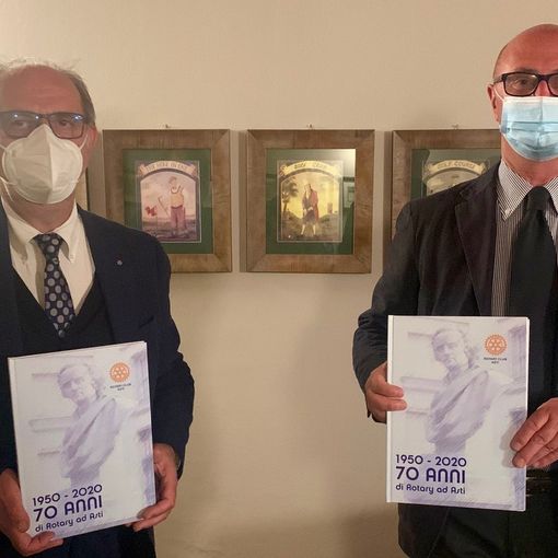 Il libro 1950-2020 70 anni di Rotary ad Asti nella mani del dirigente rotariano Giorgio Gianuzzi (a sinistra) autore del libro e Marco Stobbione presidente del Rotary Club di Asti.