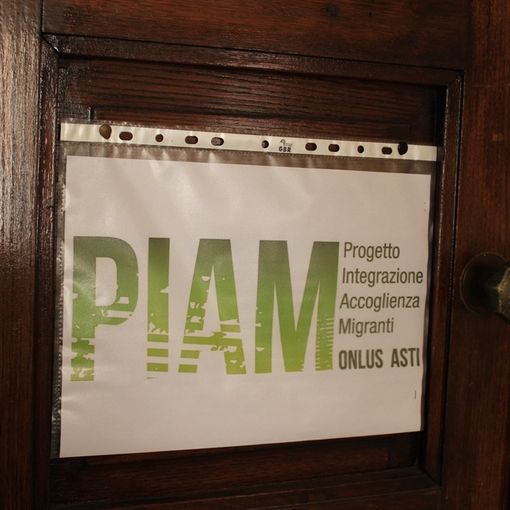 Manifesto contro la tratta, sede Piam, Asti (Ph. Laura Nosenzo)