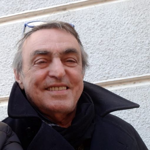 Enrico Aprato in una foto tratta dal suo profilo Facebook che, in queste ore, si sta riempiendo di messaggi di cordoglio Enrico Aprato in una foto tratta dal suo profilo Facebook che, in queste ore, si sta riempiendo di messaggi di cordoglio