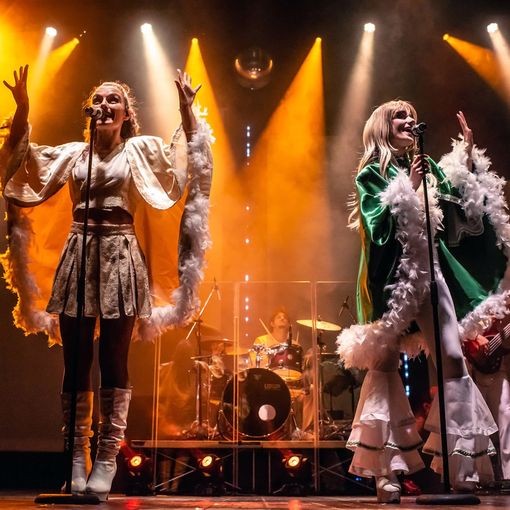 Oggi a Moncalvo i fasti degli Abba con lo spettacolo ABBAdream