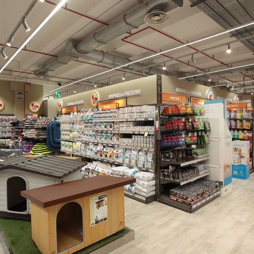 Due immagini (la seconda a fine articolo) del nuovo petstore nicese