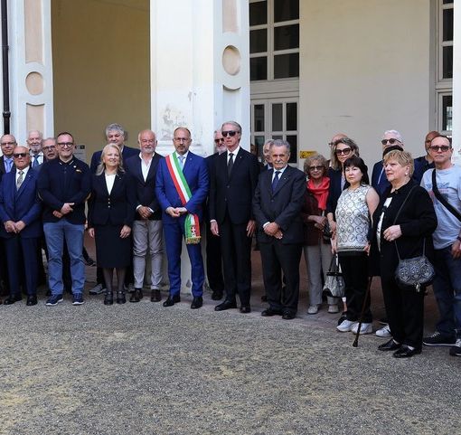 Il gruppo dei partecipanti all’ingresso del Museo con il Sindaco Maurizio Rasero (al centro), Livio Negro, Silvana Bertolotti, l’on. Marcello Coppo (a sinistra) Maurizio, Monzani, Carlo Varni, (a destra) ed alcuni delegati provinciali, comunali ed intercomunali.