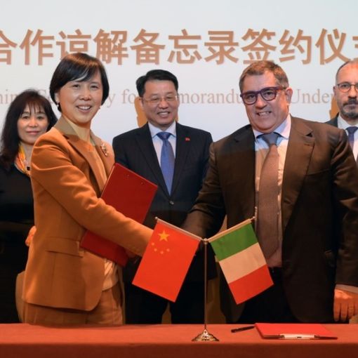 Due immagini (la seconda a fine articolo) relative la firma del protocollo d'intesa tra la Camera di Commercio AL-AT e quella cinese in Italia