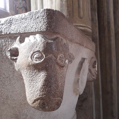 Acquasantiera medievale su capitello romano nel gotico della Cattedrale di Asti
