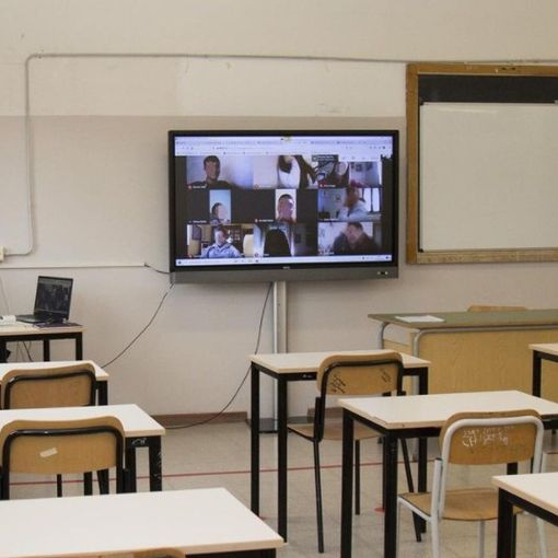 Con l'hastag #scuolechiuse, alcuni studenti con tam tam su Instagram e Whatsapp questa mattina non sono andati a scuola