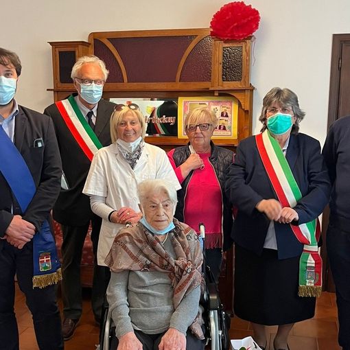Nella foto con la neocentenaria, le autorità, una operatrice della struttura e il parroco.
