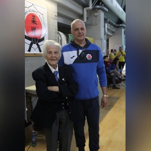 La signora Promis con Gianni Balladelli. Nell'immagine a fine articolo un altro scatto della signora, impegnata in veste di presidente di giuria