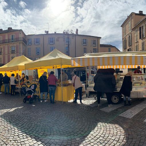 Alcuni testimonial astigiani della mobilitazione #MangiaItaliano: all’agri-mercato Campagna Amica di piazza Statuto; all’agri-macelleria Campagna Amica di via Giobert