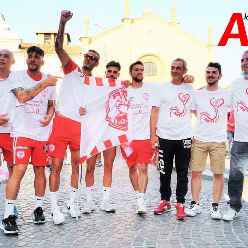 Mattia Antoniazzi (secondo da destra) con alcuni giocatori e dirigenti dell'Asti Calcio