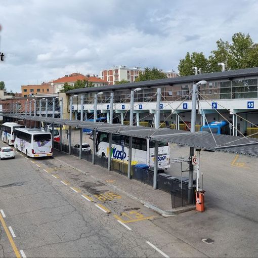 L'area sosta delle corriere di Asti (Merphefoto)