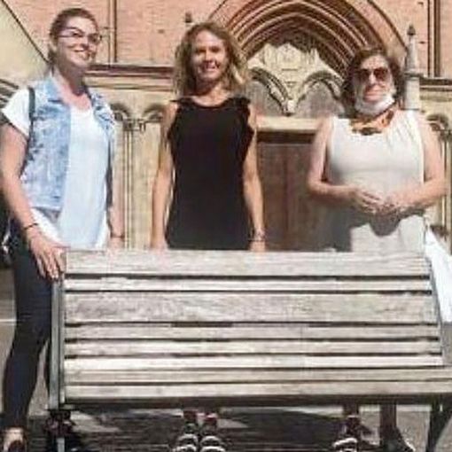 Gli assessori Pietragalla, Morra e Cotto di fronte ad una delle panchine che verranno restaurate