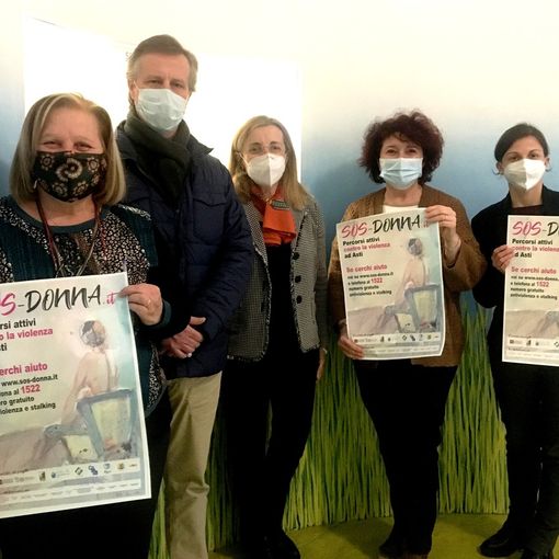 Al centro i direttori Maura Robba (Cogesa) e Giuseppe Occhiogrosso (Cisa) con alcune operatrici coinvolte da SOS donna