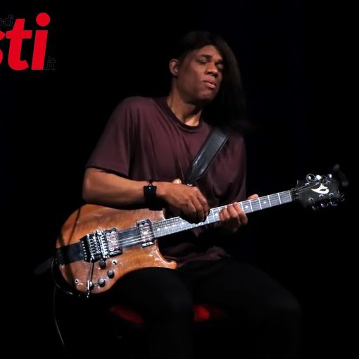 Stanley Jordan ritratto durante l'esibizione sul palco dell'Alfieri (ph. Merfephoto - Efrem Zanchettin)