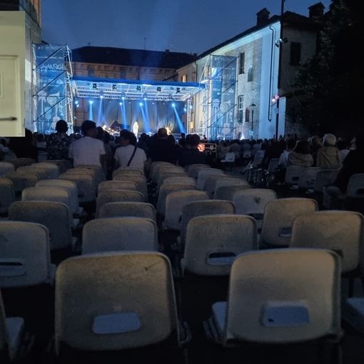 Poco più di 600 spettatori per il pur bellissimo concerto di Alice, nel riquadro il Segretario cittadino PD Andrea Giarrizzo