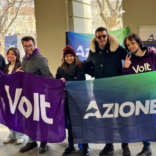 Foto di gruppo per i militanti di Azione e Volt