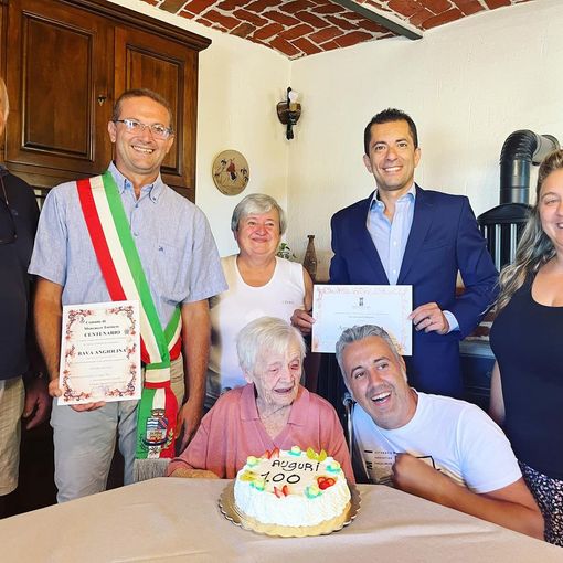 L'assessore regionale Gabusi, il sindaco Bargetto, la neo centenaria e i parenti.
