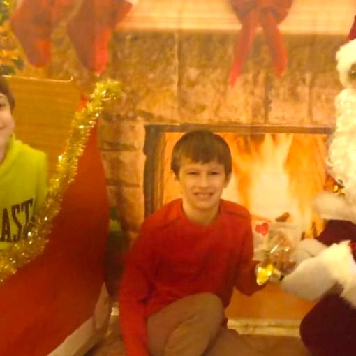 Babbo Natale con aiutanti e slitta in allestimento