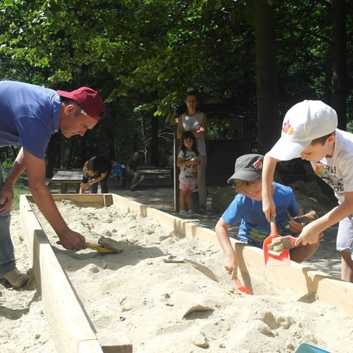 Bambini impegnati in una precedente simulazione di scavo in Valle Botto