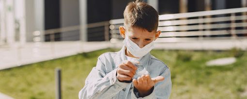 Bambino si sanifica anti covid