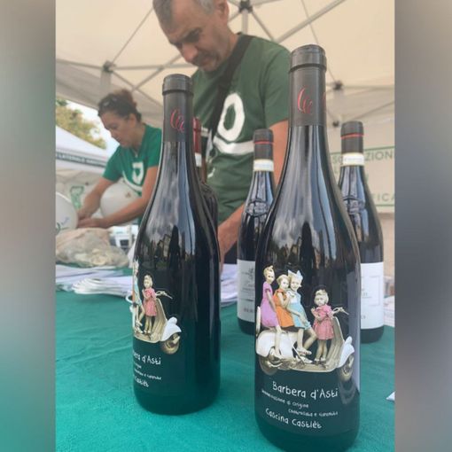 Alcune bottiglie di Barbera DOCG dell'azienda vinicola costigliolese Cascina Castlet, in vendita in occasione di una precedente edizione dell'evento solidale
