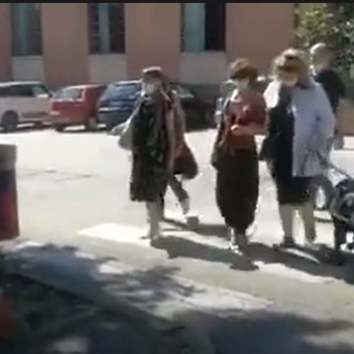 Renata Sorba, soci ipo e non vedenti dell'APRI e volontari di fronte all'ostacolo alla viabilità in via Corridoni
