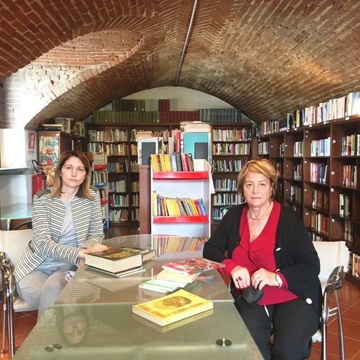 Il sindaco Anna Macchia (a sinistra) e l'assessore Delfina Noto ritratte nella Biblioteca di Villafranca