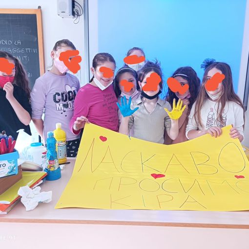 La bimba ucraina con alcuni dei suoi nuovi compagni di classe. Foto tratta, come le altre presenti in questo articolo, dalla pagina Facebook dell'Istituto Comprensivo di Costigliole d'Asti