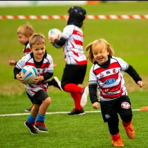 Alcuni bambini ritratti mentre si divertono sul campo del Monferrato Rugby