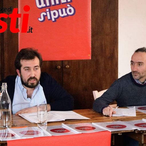 Mauro Bosia (a sinistra nello scatto) e Michele Anselmo ritratti durante la conferenza stampa