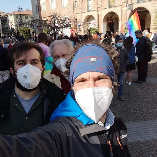 Michele Anselmo (in primo piano) e Mauro Bosia (alla sua destra) ritratti in occasione di una manifestazione nell'aprile scorso