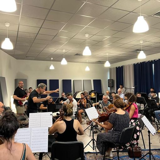 Braido (alla chitarra elettrica) e l'Orchestra Sinfonica di Asti impegnata nelle prove