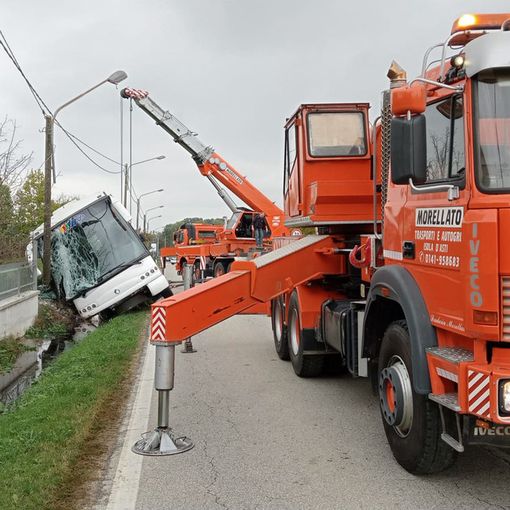 Bus di Asp finisce fuori strada terminando la corsa contro un palo della luce