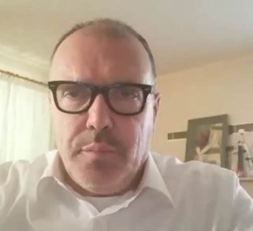 Il sindaco durante la diretta Facebook