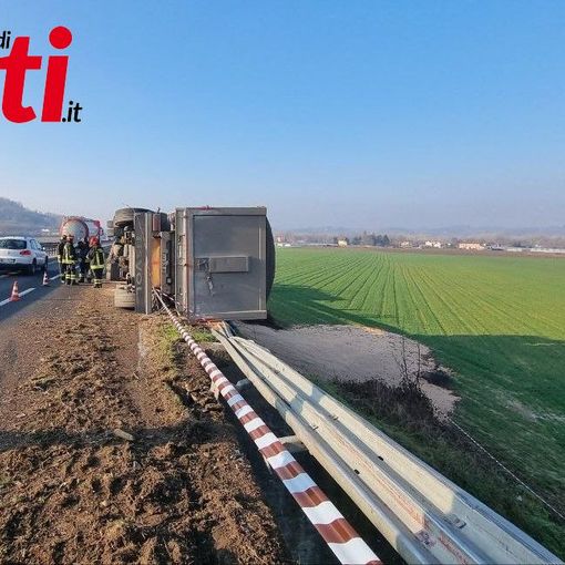 Disagi sulla tangenziale di Asti per un autoarticolato ribaltato