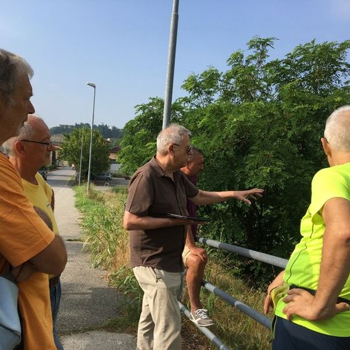 Alcuni camminatori villafranchesi con il progettista, Renato Morra