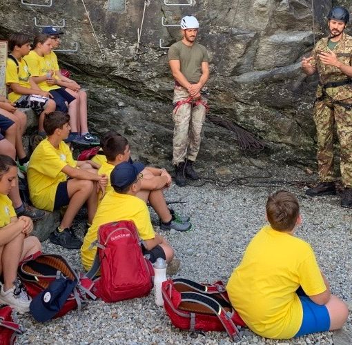 I partecipanti al Campo Scuola ANA di Asti - in una foto di repertorio delle passate edizioni - durante la lezione di arrampicata presso la palestra di roccia alla SMALP di Aosta.