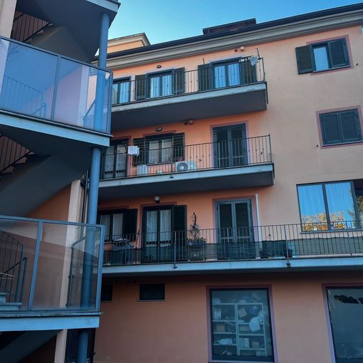 Il palazzo nel centro di Canelli teatro della tragedia