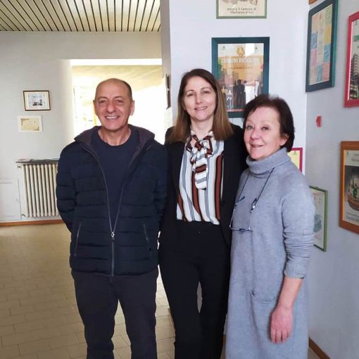 Il sindaco Anna Macchia con due degli addetti occupati nel 2023 con i cantieri di lavoro