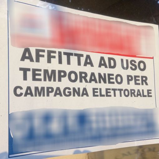 Il cartello (con sfocature aggiunte da noi) comparso in corso Dante