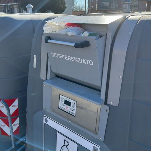 Decoro urbano: in via Ecclesia i bidoni non bastano per le esigenze dei residenti