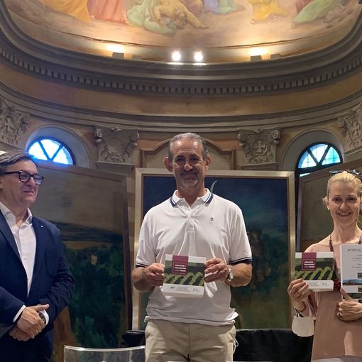 Roberto Cerrato, direttore, e Gianfranco Comaschi, presidente dell’Associazione per il Patrimonio dei Paesaggi Vitivinicoli consegnano il cofanetto Memoria e Tradizioni delle Vigne a Laura Capra Presidente della Fondazione Cesare Pavese e sindaco di Santo Stefano Belbo