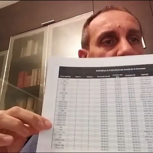 Massimo Cerruti mentre mostra le tabelle relative gli interventi dei vigili del fuoco in via Guerra