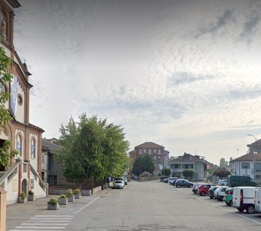 Donna rapinata da due sconosciuti mentre parcheggia l’auto, indaga la Polizia