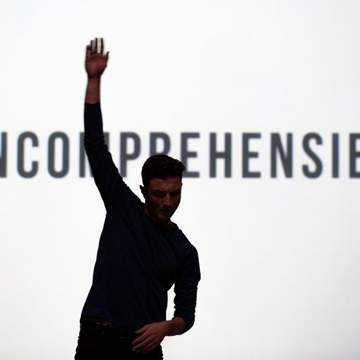 Jacopo Jenna ritratto in un'immagine di scena (ph. Ilaria Costanzo)