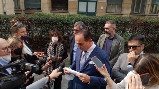 Il presidente della Regione Piemonte Alberto Cirio attorniato da giornalisti
