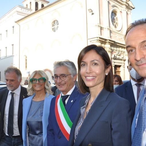 Il presidente Cirio ritratto con la ministra Mara Carfagna ritratti in occasione dell'inaugurazione della Fiera Internazionale Tartufo Bianco d'Alba 2021. Con loro il ministro del Turismo Garavaglia, la presidente dell'Ente Fiera Liliana Allena e il sindaco di Alba Carlo Bo