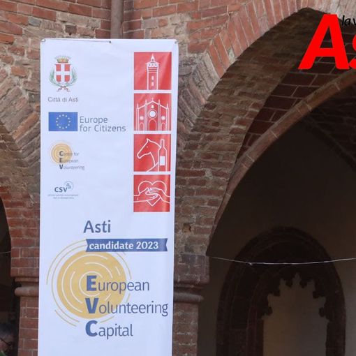 Uno striscione promozionale della candidatura astigiana a Capitale Europea del Volontariato